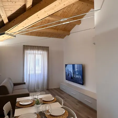 Rosso Conero - Soggiorni Le Grotte *